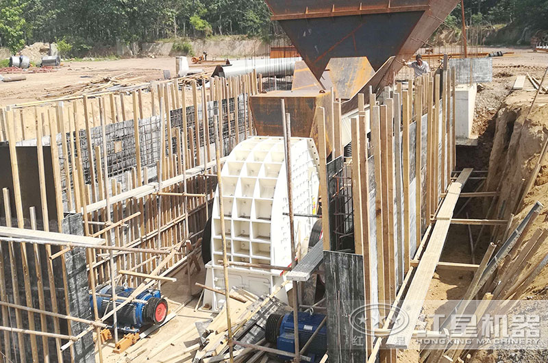 錘式破碎機(jī)工作現(xiàn)場 錘式破碎機(jī)工作現(xiàn)場