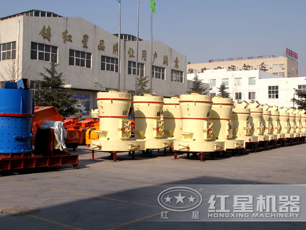 河南紅星雷蒙磨粉機廠區(qū)一角 河南紅星雷蒙磨粉機廠區(qū)一角