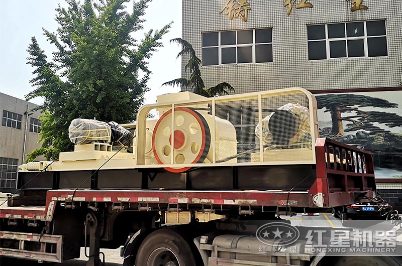 對輥式破碎機(jī)裝車發(fā)貨 對輥式破碎機(jī)裝車發(fā)貨