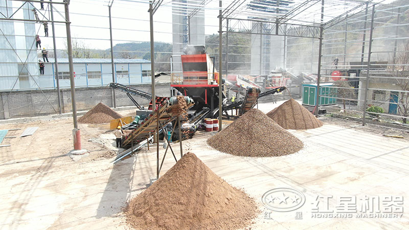 車載磕沙機生產(chǎn)機制砂現(xiàn)場 車載磕沙機生產(chǎn)機制砂現(xiàn)場