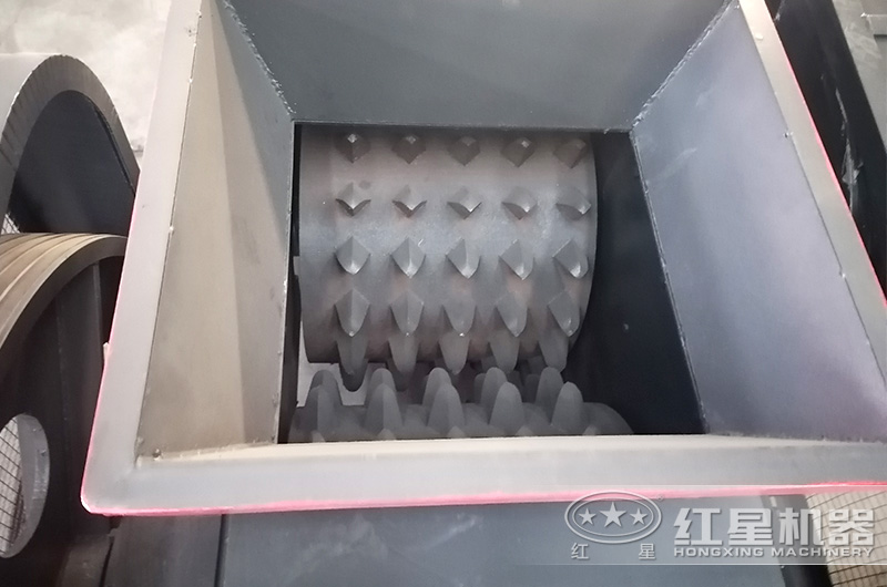 對輥式破碎機(jī)又叫雙輥破碎機(jī) 對輥式破碎機(jī)又叫雙輥破碎機(jī)