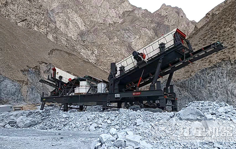 輪胎式移動(dòng)砂石制砂機(jī)現(xiàn)場(chǎng)，固定好即可作業(yè)