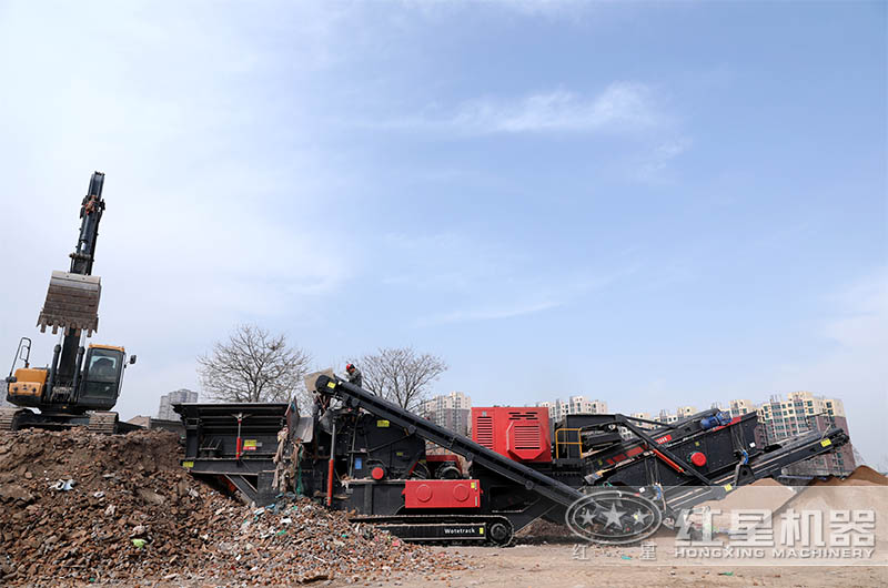 反擊式履帶破碎機(jī)作業(yè)中 反擊式履帶破碎機(jī)作業(yè)中