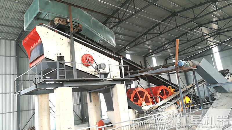 人工洗砂生產(chǎn)線現(xiàn)場，輪斗洗砂機必備設備