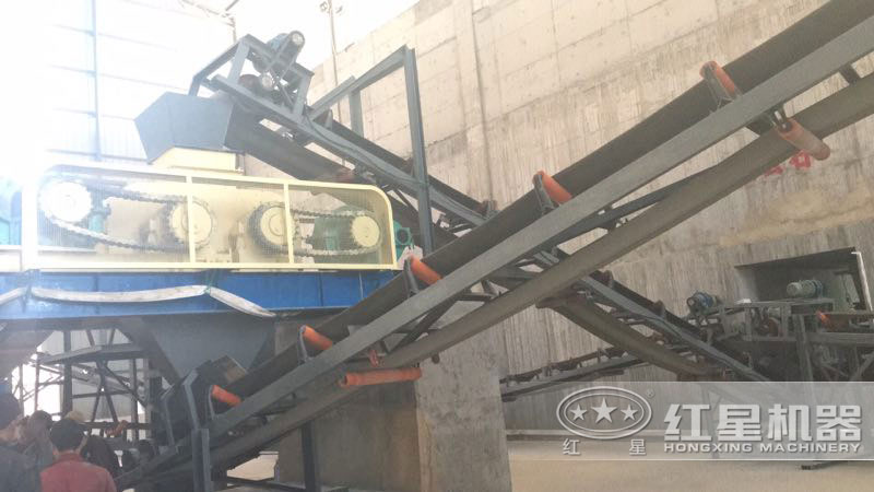 2PG1260輥式破碎機作業(yè)現(xiàn)場 2PG1260輥式破碎機作業(yè)現(xiàn)場