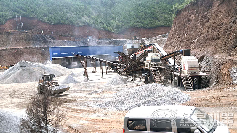 小型粉碎機(jī)配置的制砂生產(chǎn)現(xiàn)場(chǎng) 小型粉碎機(jī)配置的制砂生產(chǎn)現(xiàn)場(chǎng)
