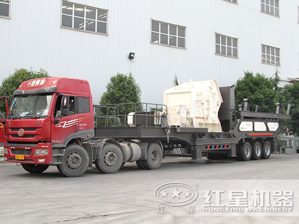 車頭牽引下的小型流動打石機 車頭牽引下的小型流動打石機