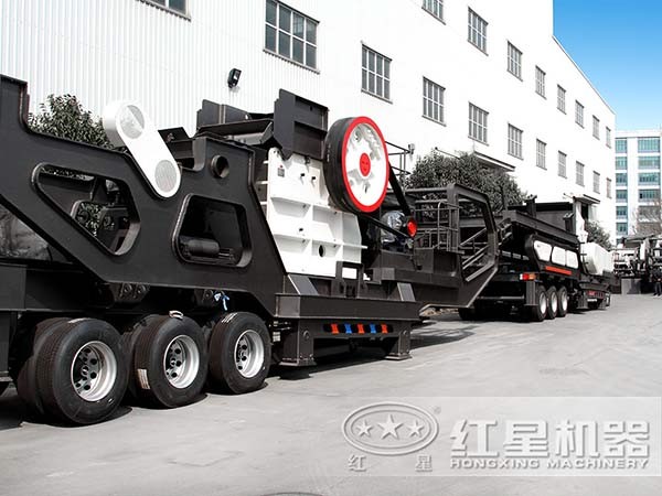 整裝待發(fā)的汽車式移動(dòng)破碎機(jī) 整裝待發(fā)的汽車式移動(dòng)破碎機(jī)