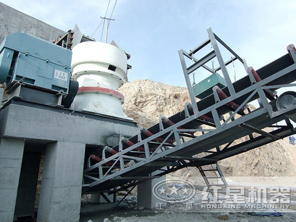 鵝卵石圓錐破碎機(jī)作業(yè)現(xiàn)場(chǎng)圖 鵝卵石圓錐破碎機(jī)作業(yè)現(xiàn)場(chǎng)圖