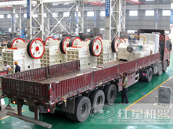顎式破石機(jī)準(zhǔn)備裝車 顎式破石機(jī)準(zhǔn)備裝車