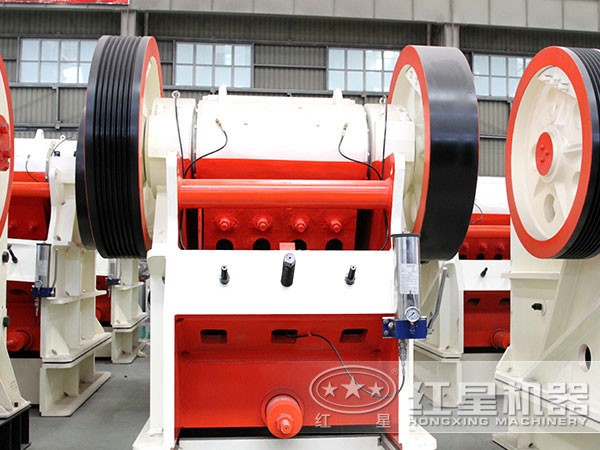 鄂式碎石機(jī)進(jìn)料口細(xì)節(jié)展示 鄂式碎石機(jī)進(jìn)料口細(xì)節(jié)展示