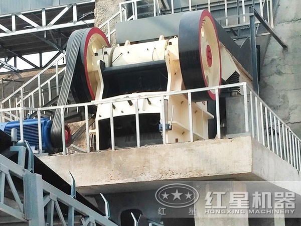 鄂式碎石機(jī)作業(yè)現(xiàn)場(chǎng) 鄂式碎石機(jī)作業(yè)現(xiàn)場(chǎng)