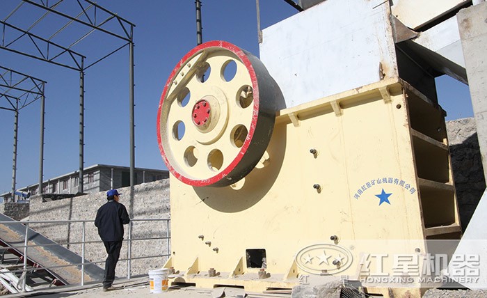 大型碎石機(jī)生產(chǎn)現(xiàn)場(chǎng) 大型碎石機(jī)生產(chǎn)現(xiàn)場(chǎng)