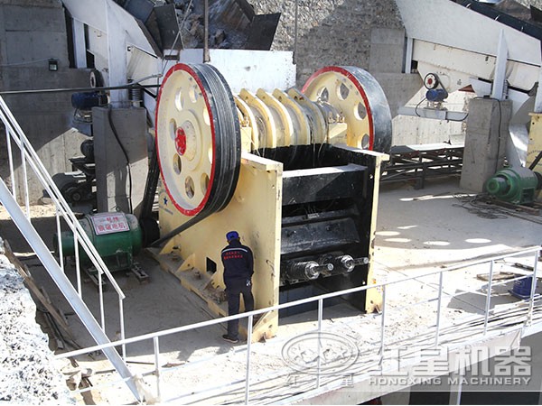 施工作業(yè)現(xiàn)場的顎式破碎機 施工作業(yè)現(xiàn)場的顎式破碎機