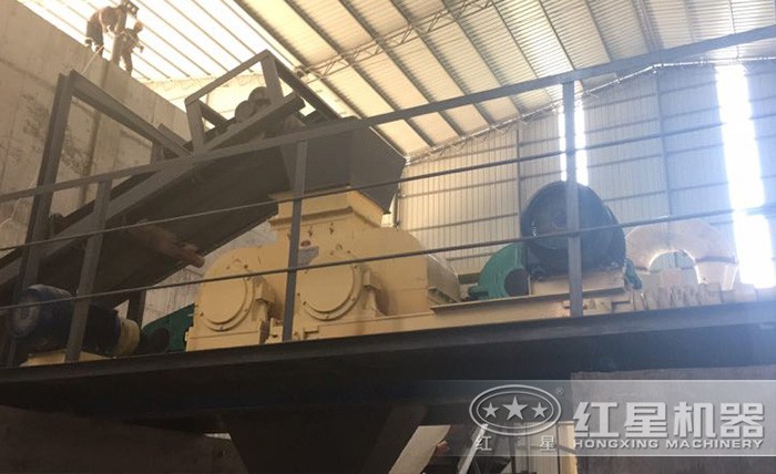 紅星頁巖對輥制砂機安裝現(xiàn)場 紅星頁巖對輥制砂機安裝現(xiàn)場