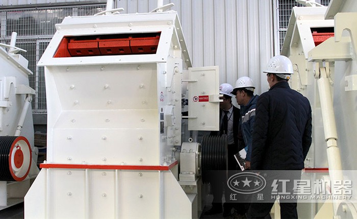 用戶(hù)參觀反擊碎石機(jī)