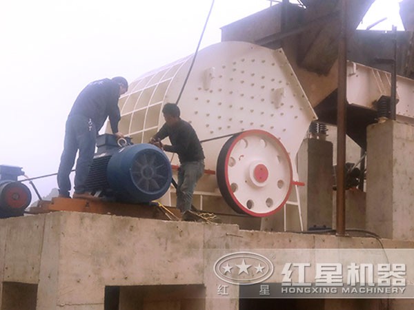 錘式破碎機(jī)安裝現(xiàn)場(chǎng) 錘式破碎機(jī)安裝現(xiàn)場(chǎng)