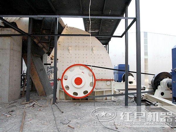 作業(yè)現(xiàn)場的重錘式破碎機 作業(yè)現(xiàn)場的重錘式破碎機