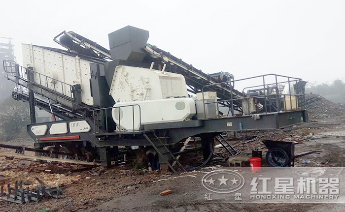 輪胎裝置的流動石頭破碎機(jī)作業(yè)現(xiàn)場 輪胎裝置的流動石頭破碎機(jī)作業(yè)現(xiàn)場