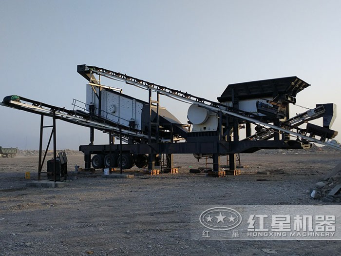 移動顎式破碎機作業(yè)現(xiàn)場 移動顎式破碎機作業(yè)現(xiàn)場