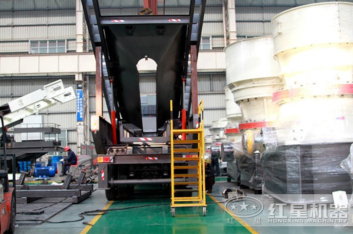 大型車載式制砂機給料口細節(jié) 大型車載式制砂機給料口細節(jié)