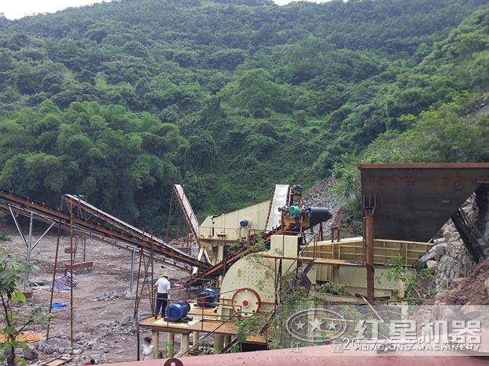 石灰?guī)r破碎現(xiàn)場 石灰?guī)r破碎現(xiàn)場