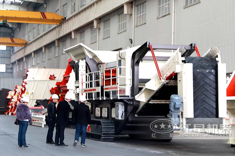 移動式河卵石制砂機(jī)客戶考察 移動式河卵石制砂機(jī)客戶考察