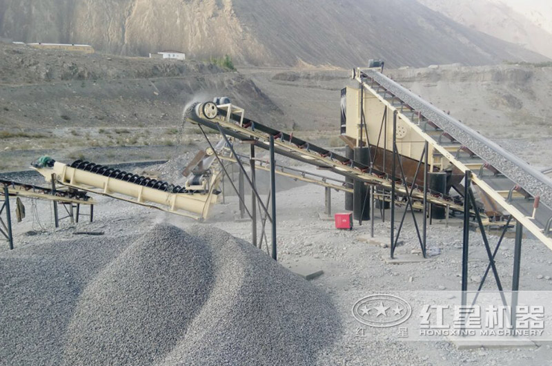 制砂機(jī)加工的機(jī)制砂現(xiàn)場(chǎng)，成品料堆