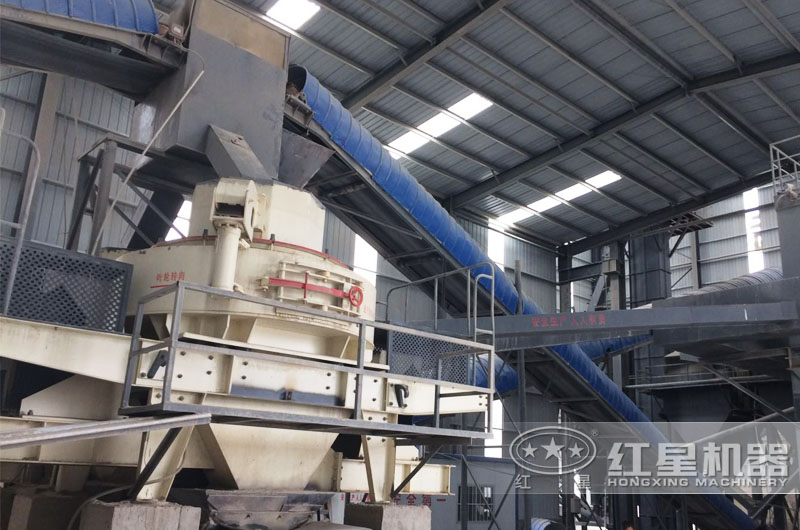 鵝卵石制砂機(jī)鞏義作業(yè)現(xiàn)場(chǎng)，密封作業(yè)更環(huán)保