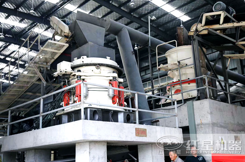 砂石生產(chǎn)線現(xiàn)場多缸圓錐式破碎機 砂石生產(chǎn)線現(xiàn)場多缸圓錐式破碎機