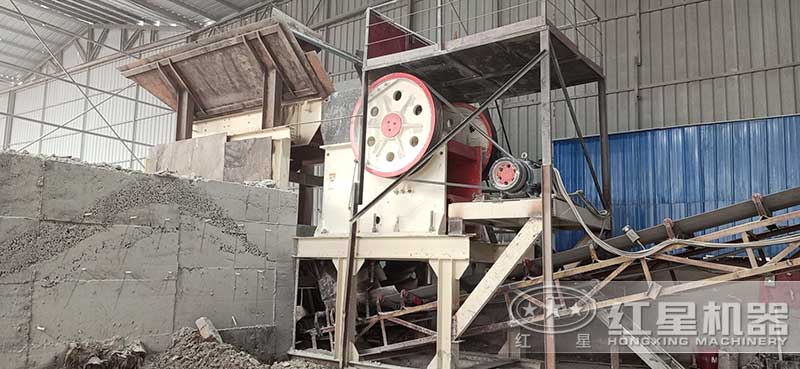 69式破碎機(jī)破碎石料現(xiàn)場